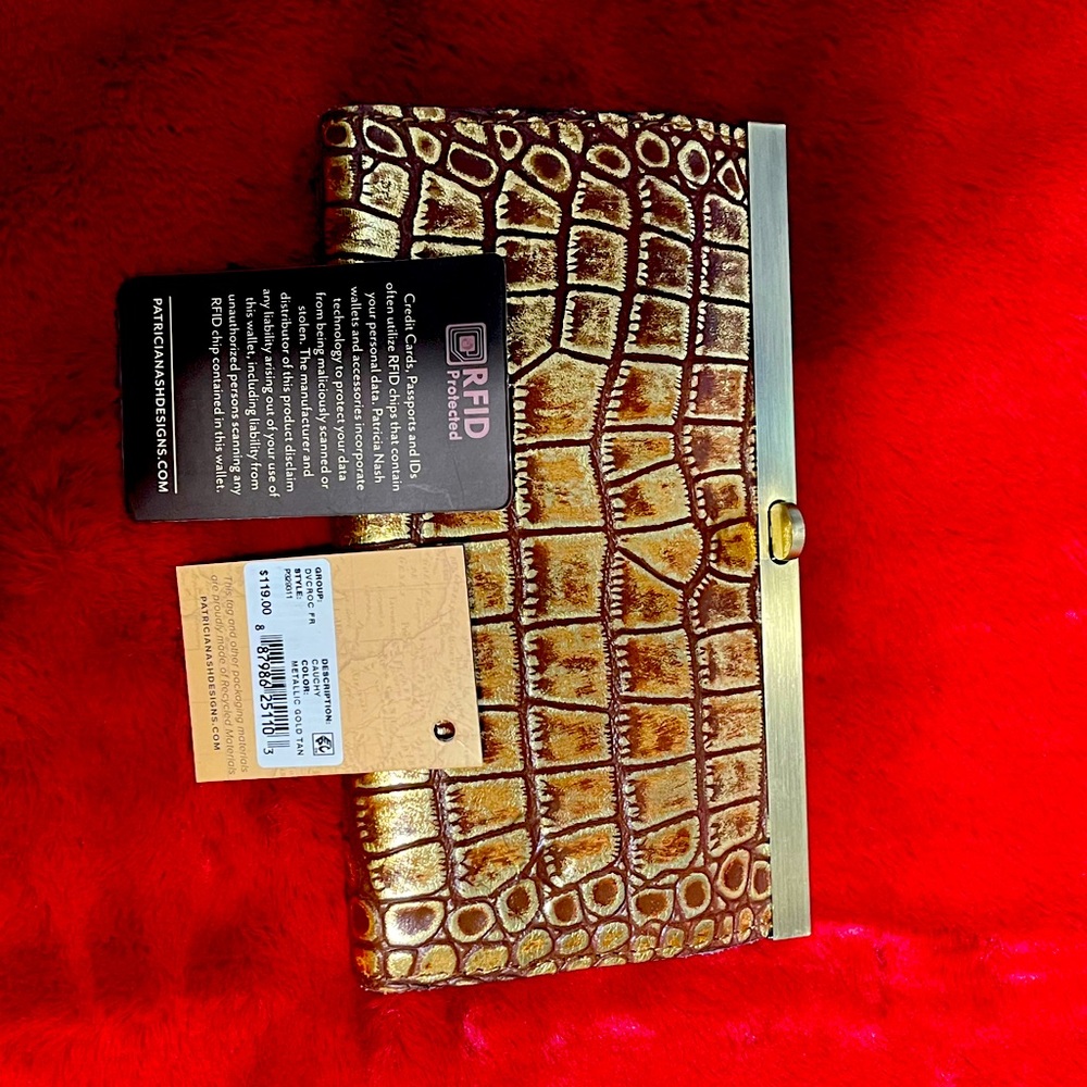 NWT-Beautiful Patricia Nash Wallet